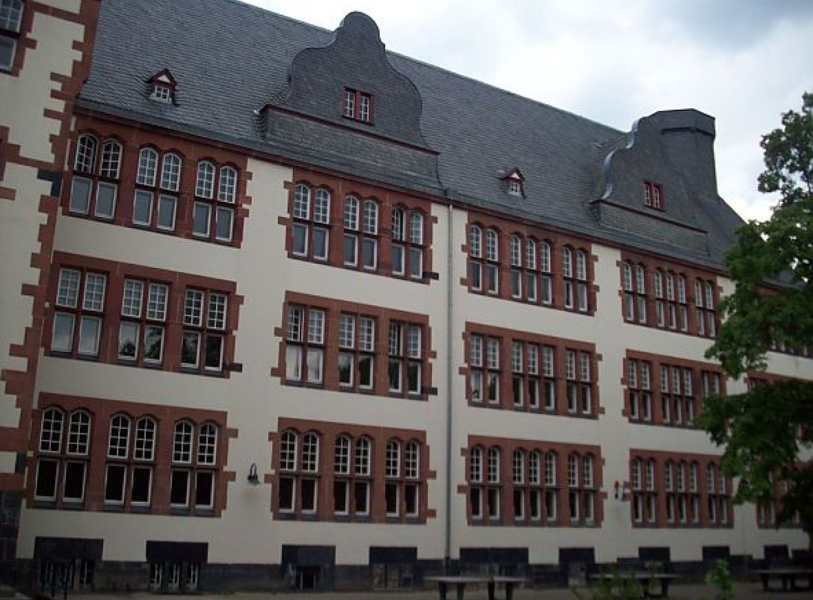Altmodisches Haus mit Schiefer-Dach-Fensterbank